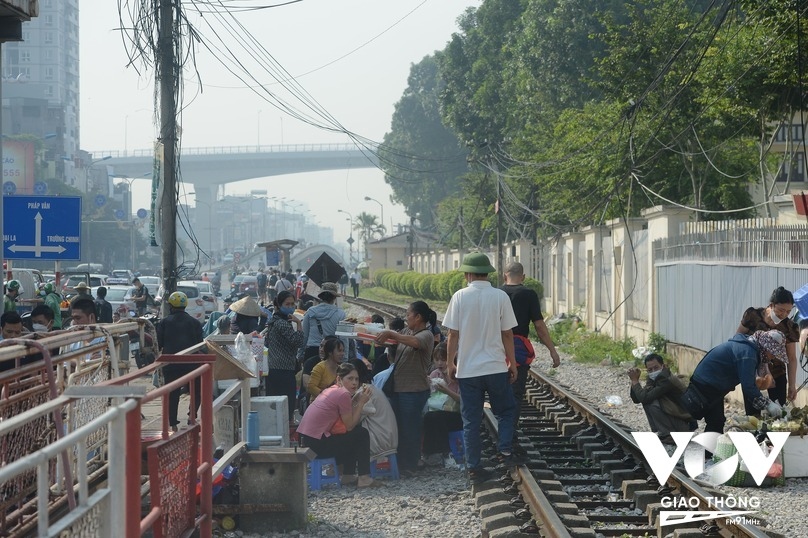 lan chiem hanh lang an toan duong sat doan qua vien bach mai de ban hang hinh anh 2