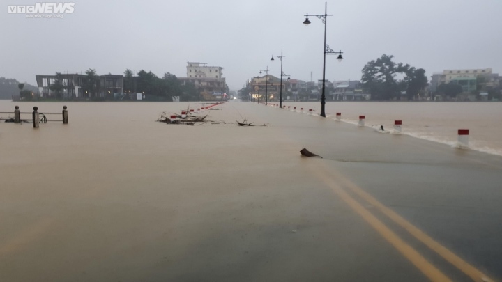 central vietnam inundated after hours of torrential rain picture 22