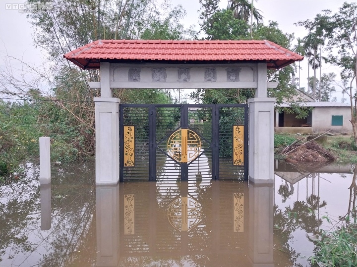 central vietnam inundated after hours of torrential rain picture 23