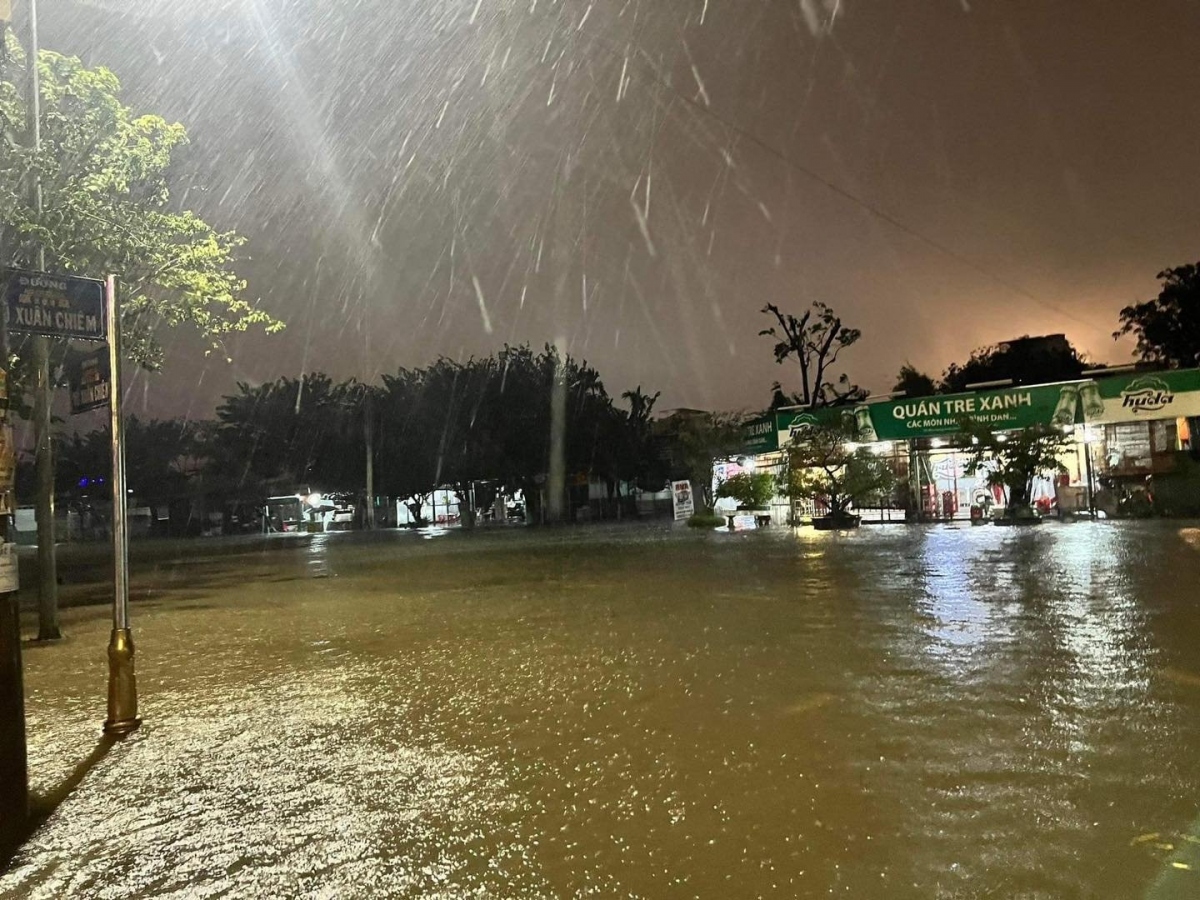 central vietnam inundated after hours of torrential rain picture 24
