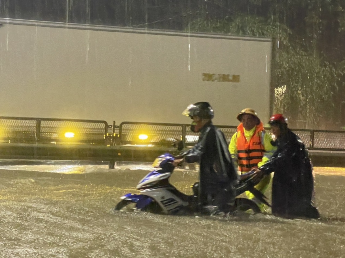 central vietnam inundated after hours of torrential rain picture 25