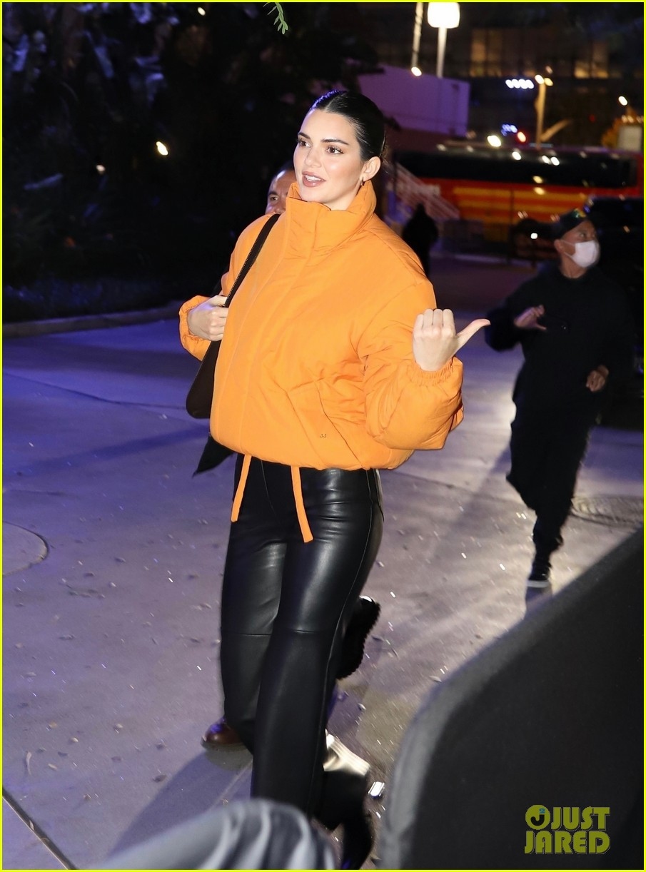 Kendall Jenner xinh đẹp đi chơi tối cùng bạn bè trong tiết trời giá lạnh - Ảnh 2.