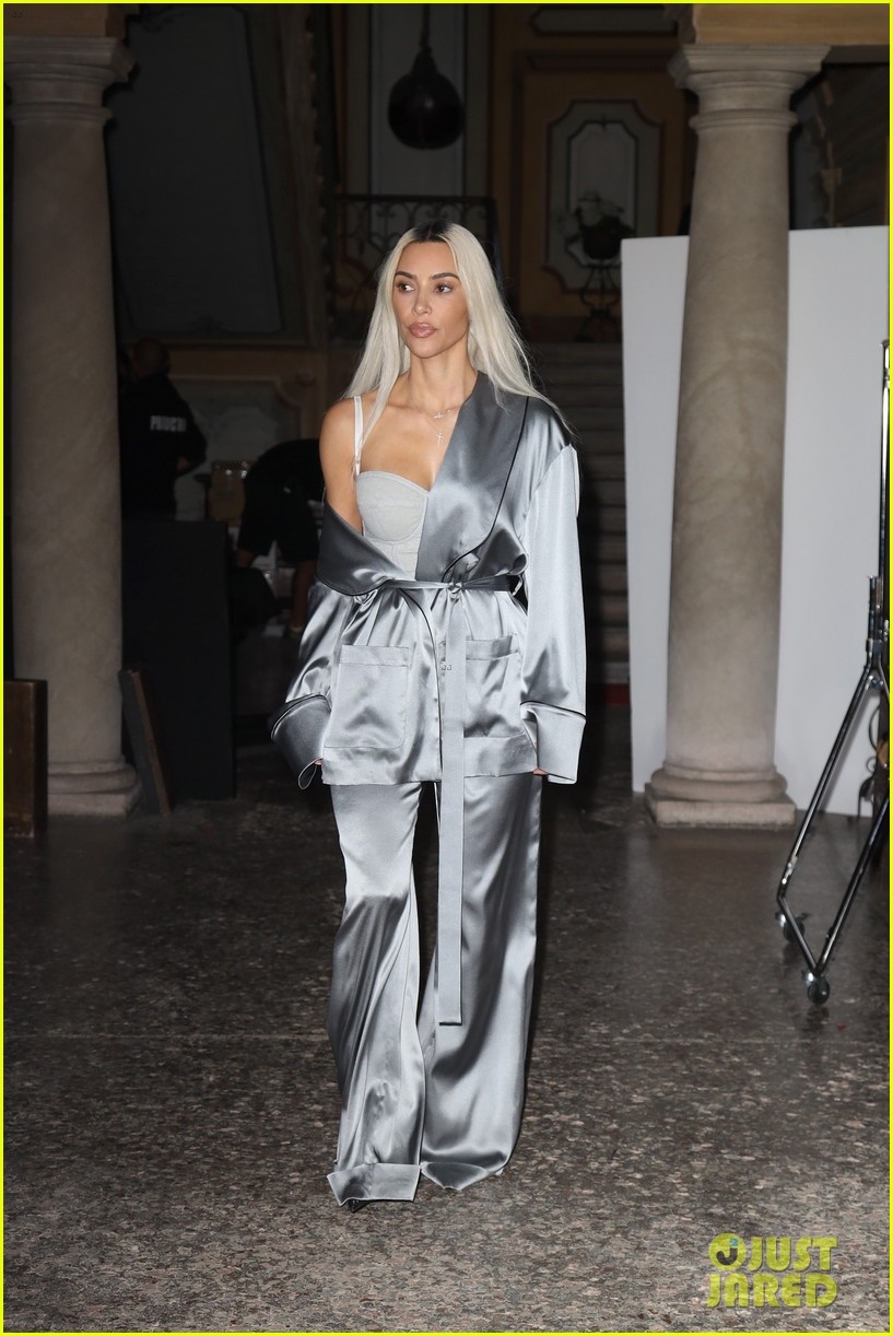 kim kardashian nhuom toc bach kim, dien mot khoe noi y nong bong ra pho hinh anh 3