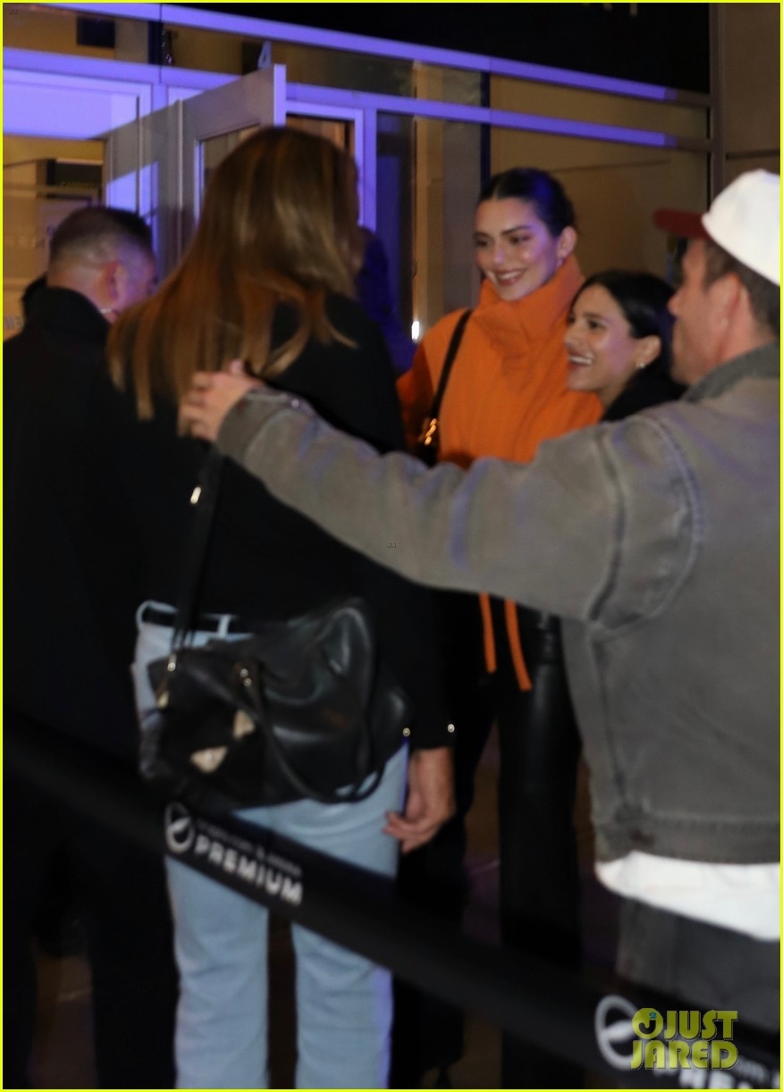 Kendall Jenner xinh đẹp đi chơi tối cùng bạn bè trong tiết trời giá lạnh - Ảnh 3.