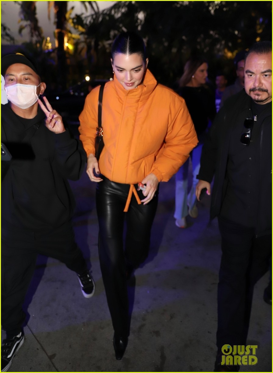 Kendall Jenner xinh đẹp đi chơi tối cùng bạn bè trong tiết trời giá lạnh - Ảnh 6.
