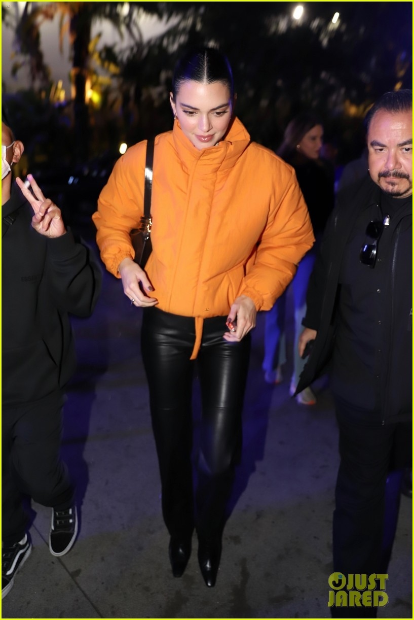 Kendall Jenner xinh đẹp đi chơi tối cùng bạn bè trong tiết trời giá lạnh - Ảnh 7.