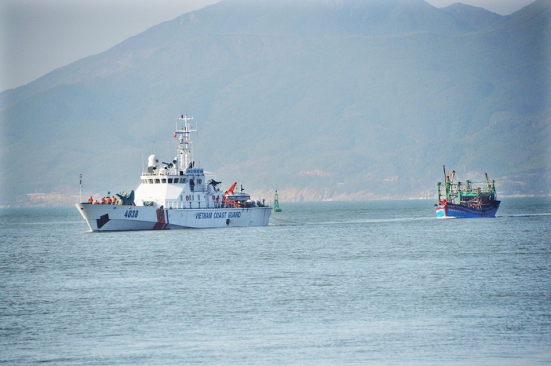 2 tau ca bi chim, 8 ngu dan duoc cuu song o khanh hoa hinh anh 1