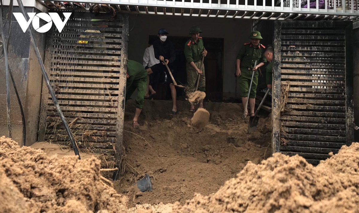 cleanup operation starts in nghe an after flash floods wreak havoc picture 10