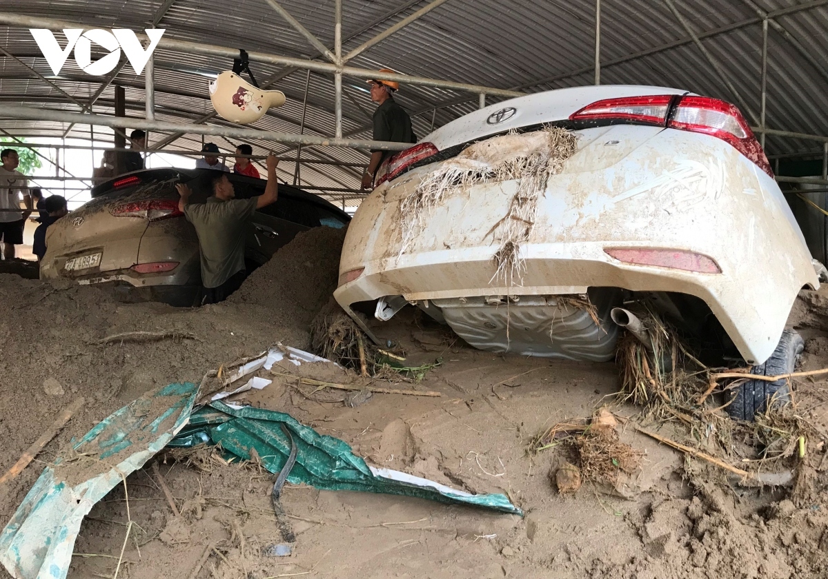 cleanup operation starts in nghe an after flash floods wreak havoc picture 13