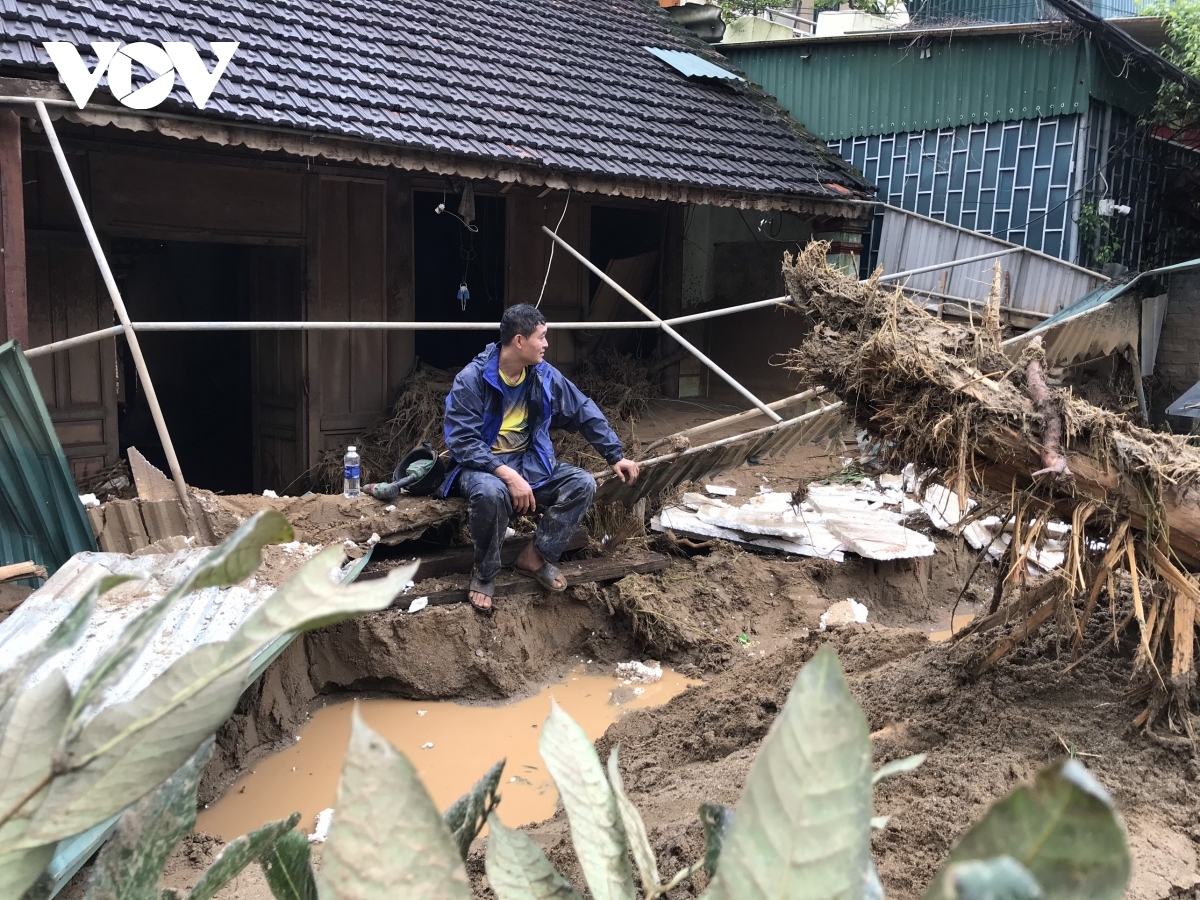 cleanup operation starts in nghe an after flash floods wreak havoc picture 5