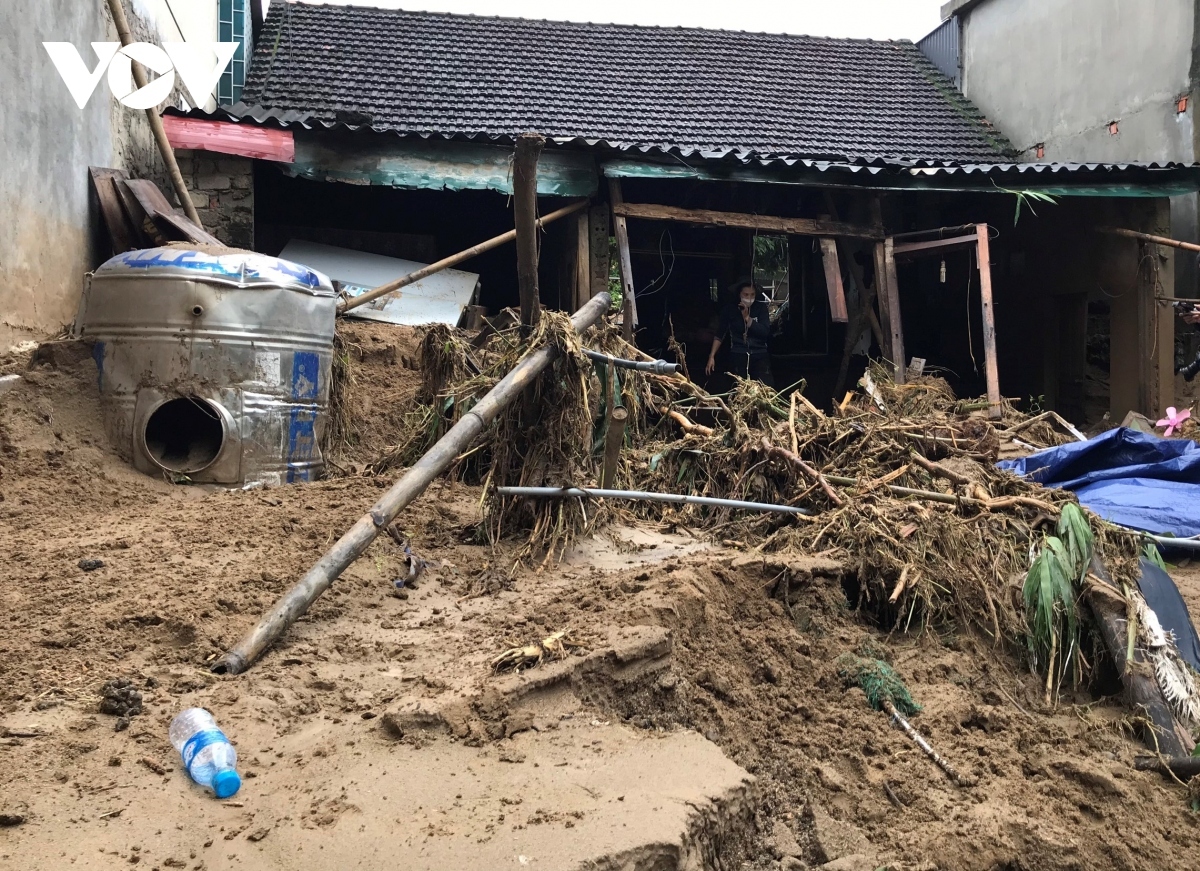 cleanup operation starts in nghe an after flash floods wreak havoc picture 6