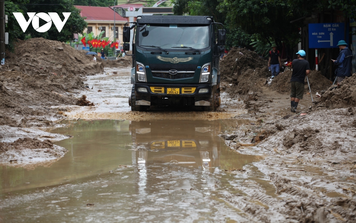 cleanup operation starts in nghe an after flash floods wreak havoc picture 7