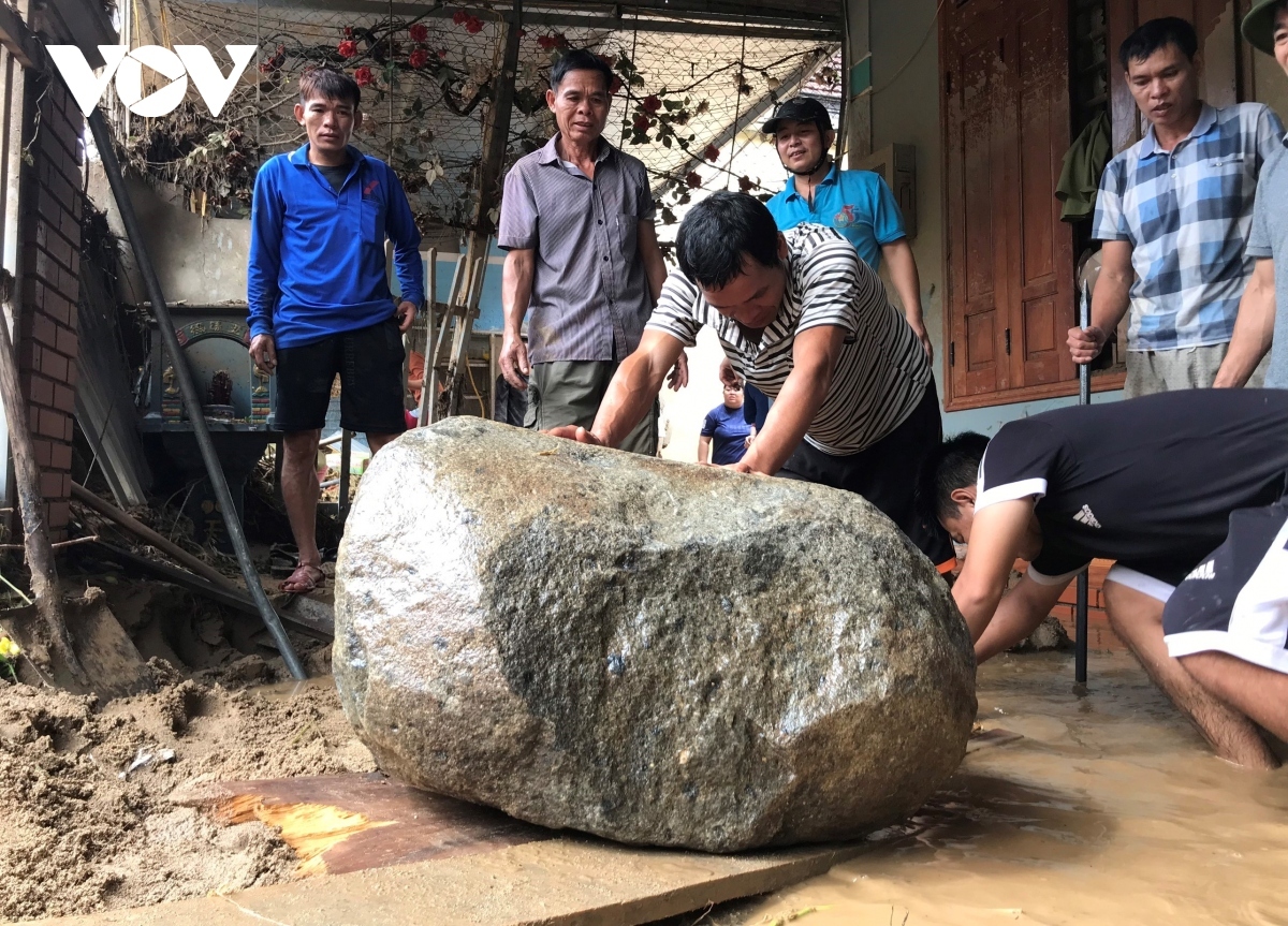 cleanup operation starts in nghe an after flash floods wreak havoc picture 8