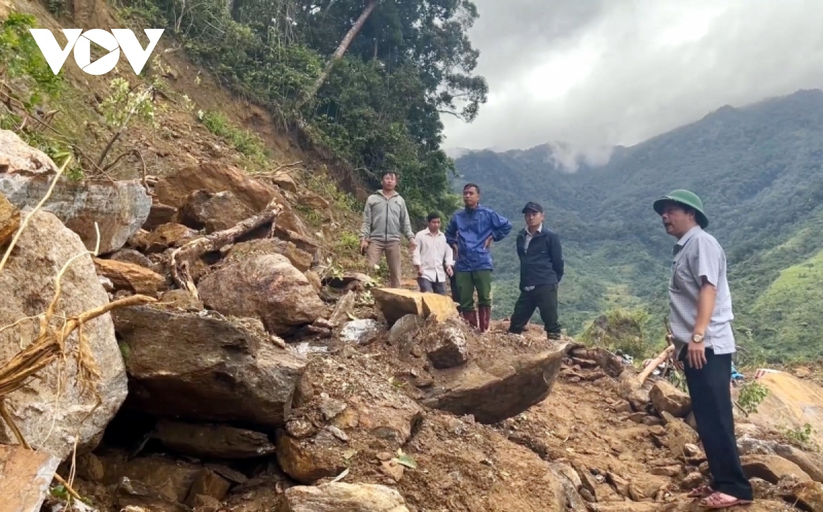 landslides leave hundreds of households isolated in mountainous areas picture 4