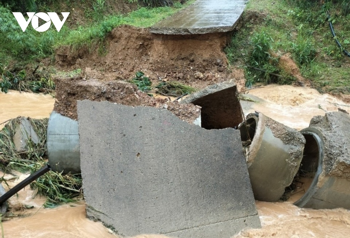 landslides leave hundreds of households isolated in mountainous areas picture 5