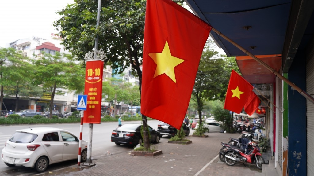 hanoi s streets brilliantly decorated for capital liberation day celebration picture 1