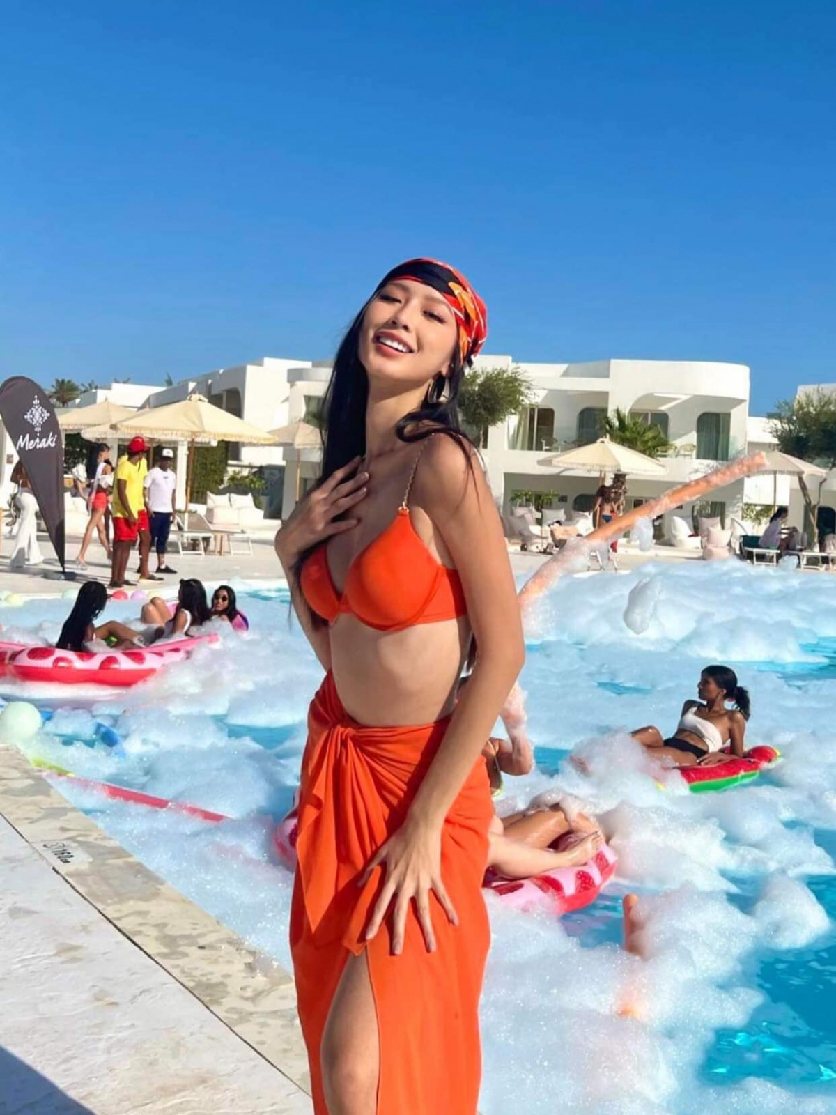 Á hậu Bảo Ngọc khoe sắc vóc quyến rũ với bikini bên bể bơi - Ảnh 2.
