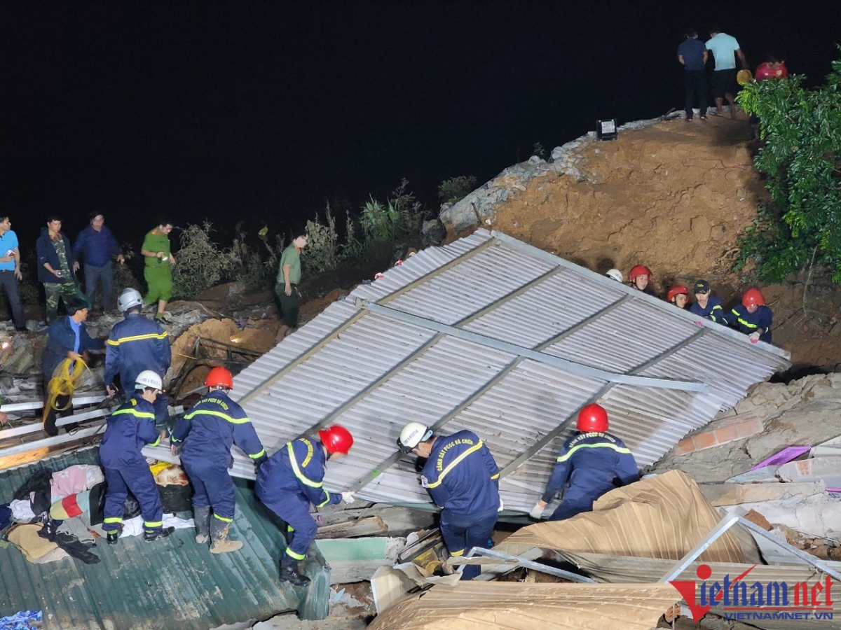 Cảnh sát dùng máy khoan bê tông xuyên đêm tìm người bị sập nhà ở Quảng Trị