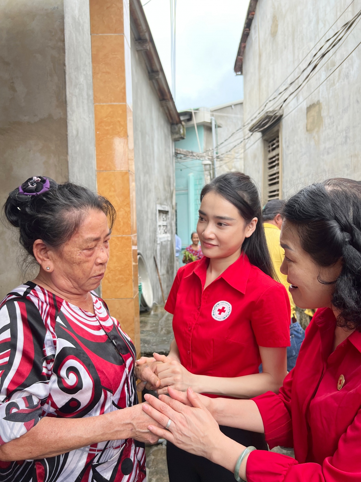 nha phuong dong hanh cung hoi chu thap do cuu tro ba con mien trung hinh anh 5