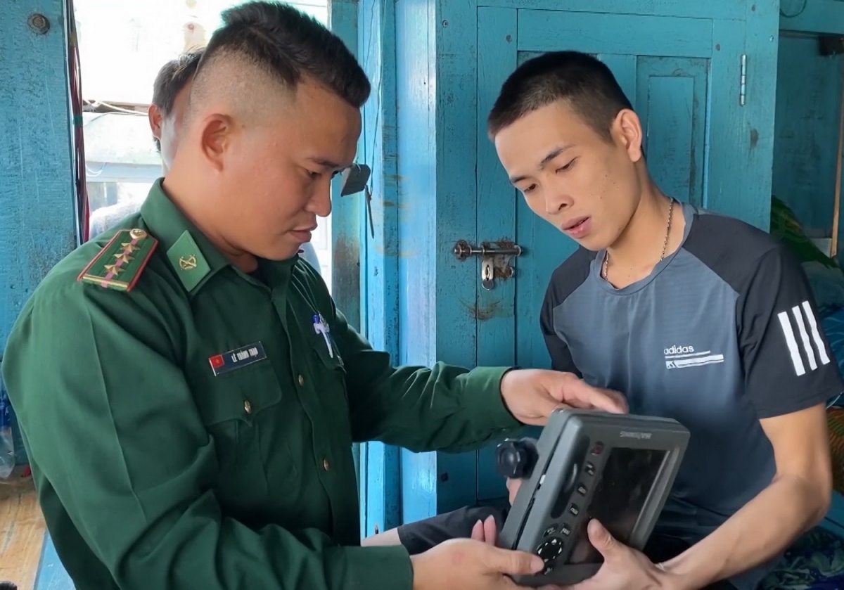 Sét đánh trúng tàu cá, nhiều ngư dân may mắn thoát nạn