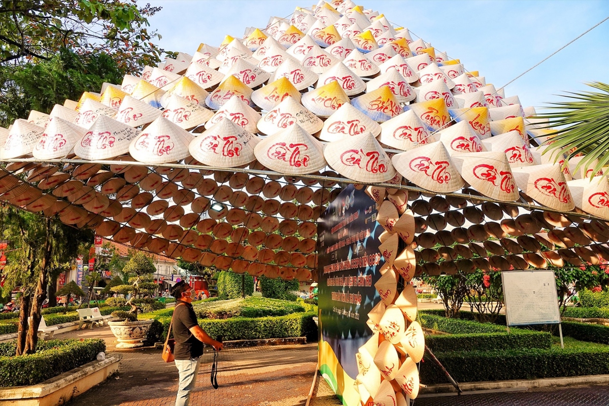giant calligraphy hat breaks record as largest in vietnam picture 1