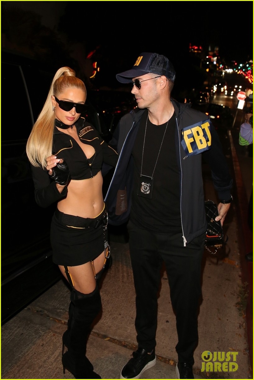 vo chong paris hilton hon nhau ngot ngao trong dem tiec halloween hinh anh 2