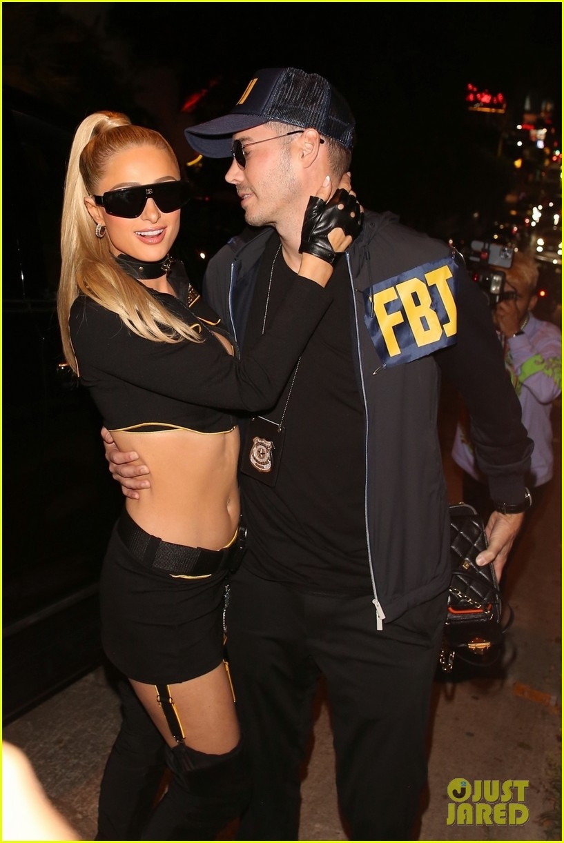 vo chong paris hilton hon nhau ngot ngao trong dem tiec halloween hinh anh 5