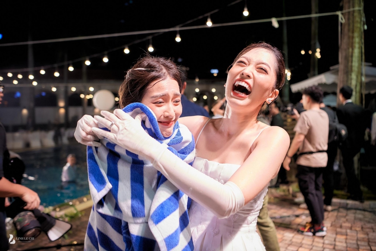 Chuyện showbiz: Khả Ngân bị đẩy xuống hồ bơi ở đám cưới Bình An - Phương Nga