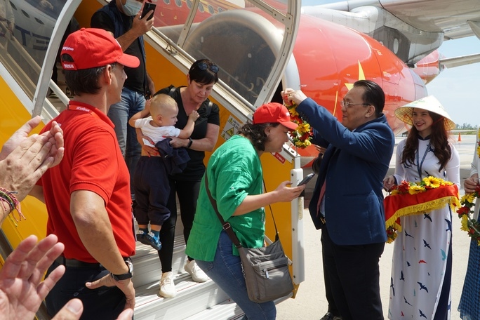 first direct flight brings 350 tourists from kazakhstan to khanh hoa picture 2