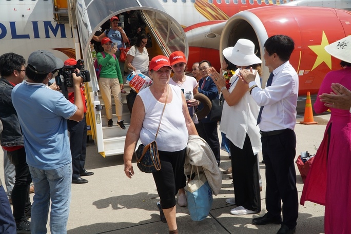 first direct flight brings 350 tourists from kazakhstan to khanh hoa picture 3