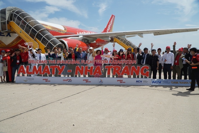 first direct flight brings 350 tourists from kazakhstan to khanh hoa picture 4