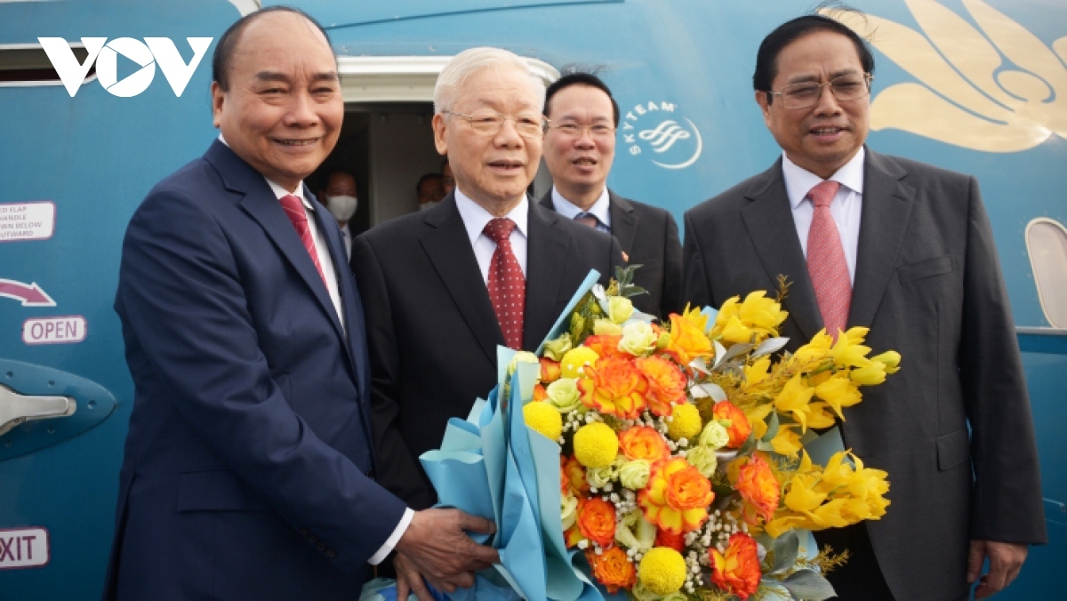 party leader leaves hanoi for official visit to china picture 1