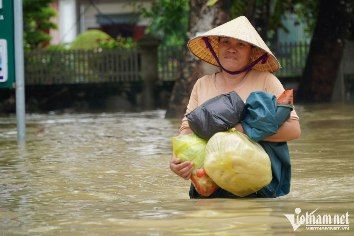 loi nuoc ngap ngang than cuu tro giup dan vung ron lu hinh anh 3