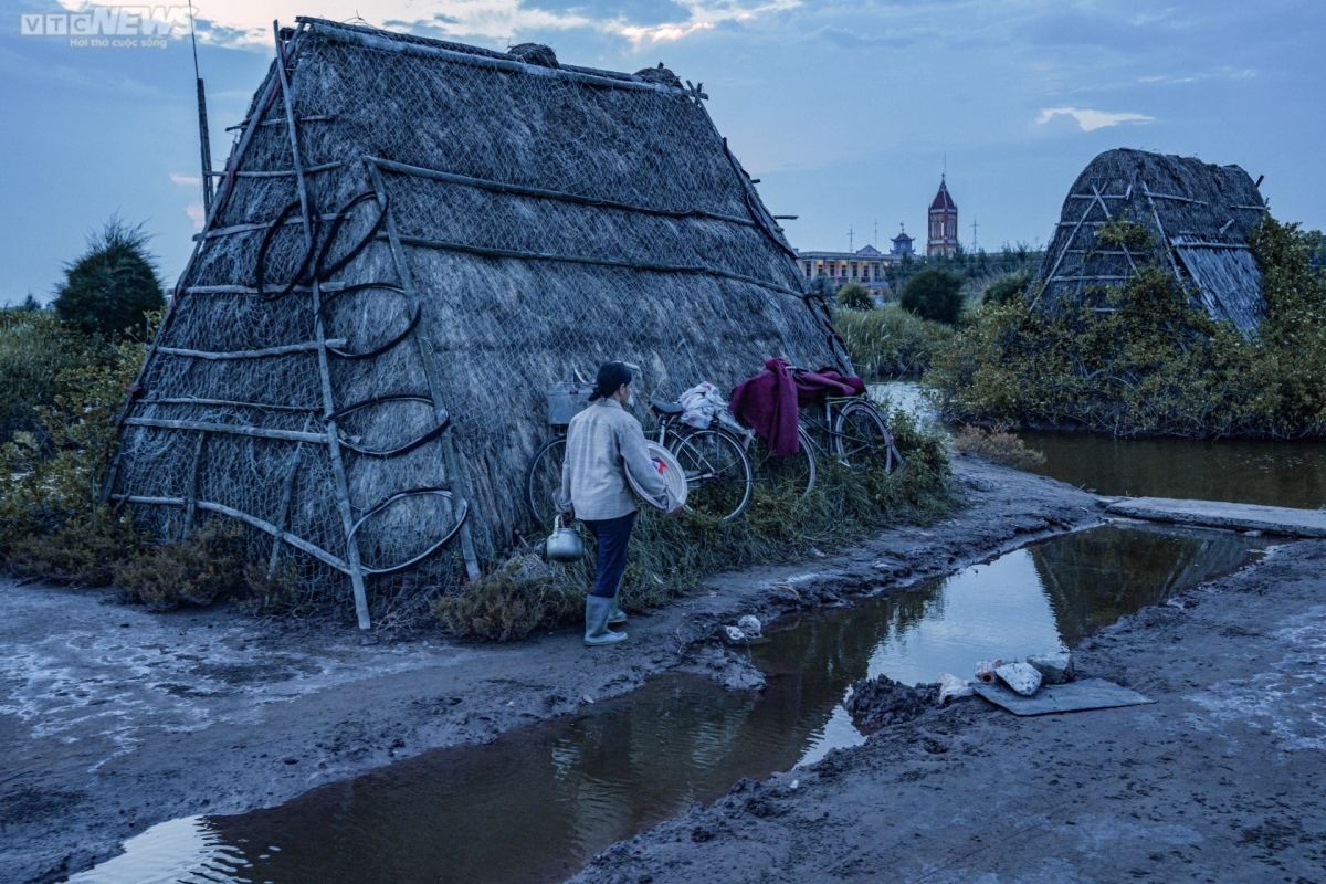 workers toil in largest salt field in northern vietnam picture 2