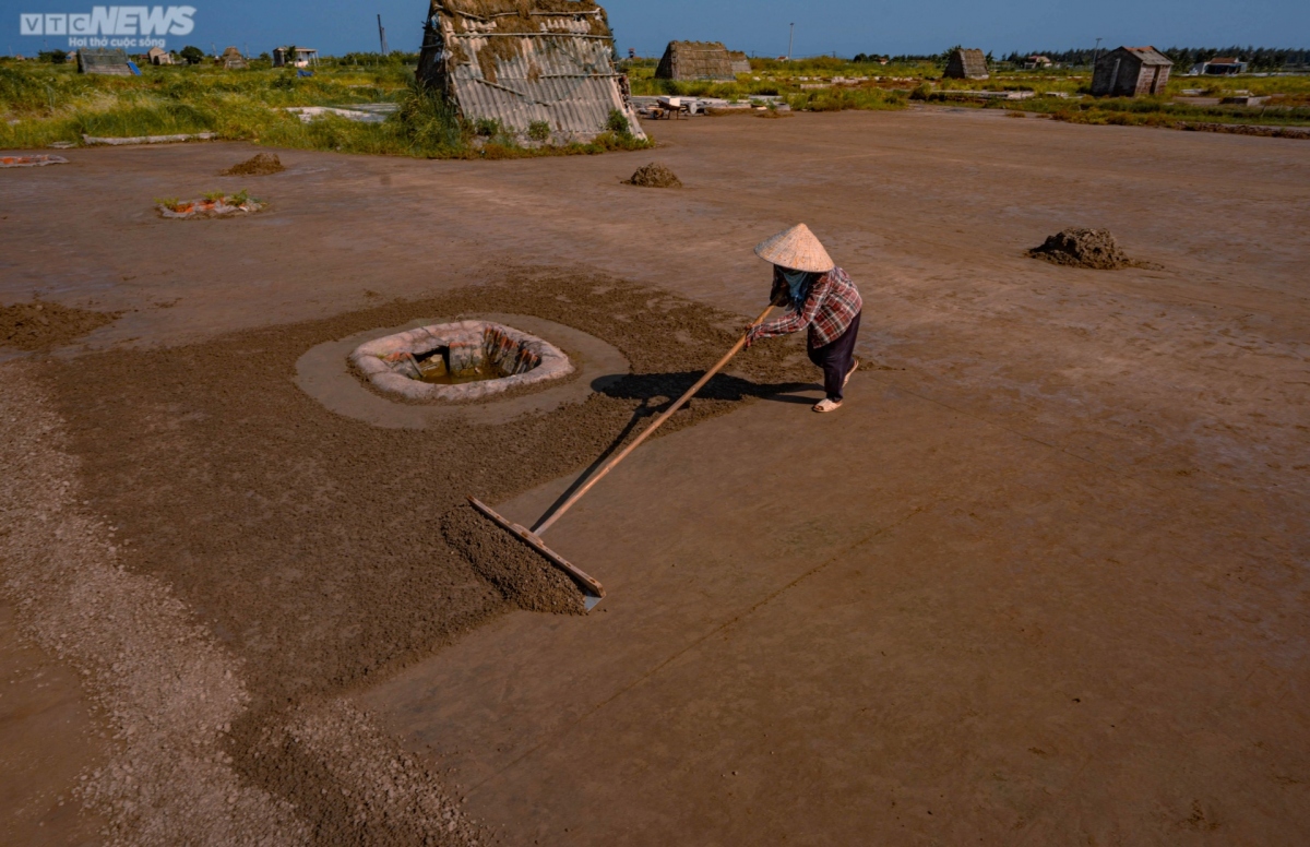 workers toil in largest salt field in northern vietnam picture 3