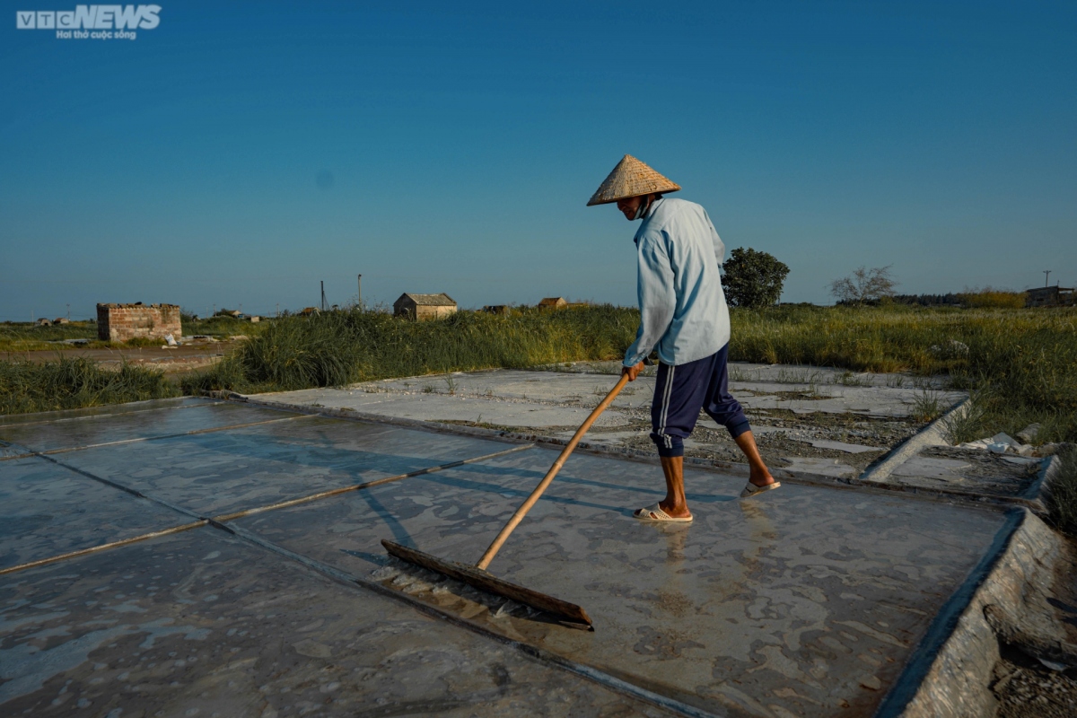 workers toil in largest salt field in northern vietnam picture 5
