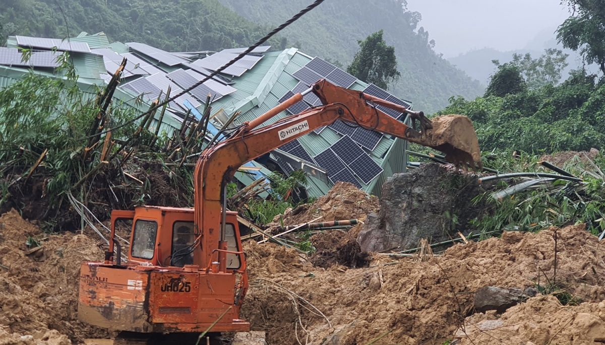 Miền Trung khẩn trương khắc phục hậu quả mưa lũ, tìm người mất tích