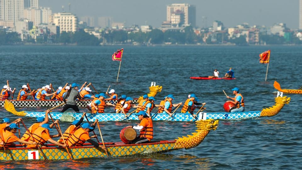 hanoi open dragon boat race attracts 500 local and foreign rowers picture 1