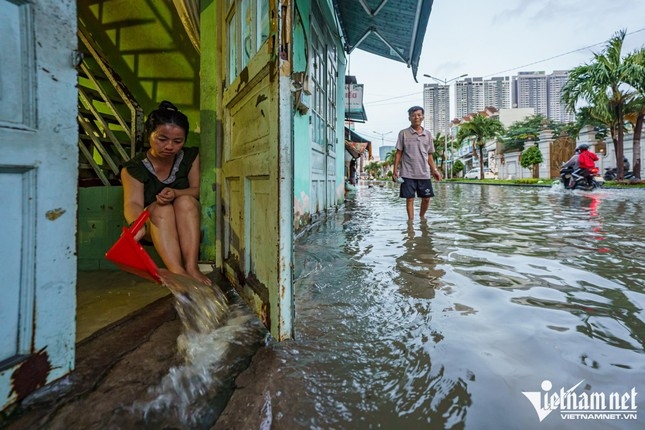 river overflowing brings chaos to ho chi minh city picture 11