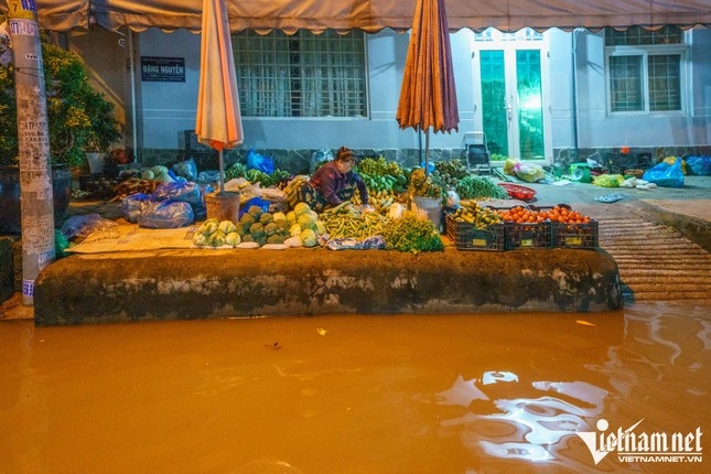 river overflowing brings chaos to ho chi minh city picture 8