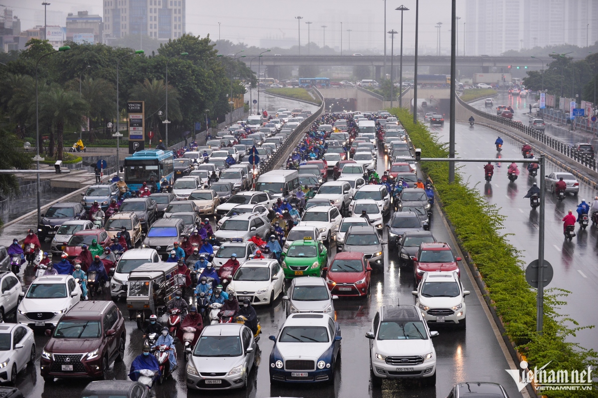 morning cold rain sees hanoians grapple with traffic jams picture 1