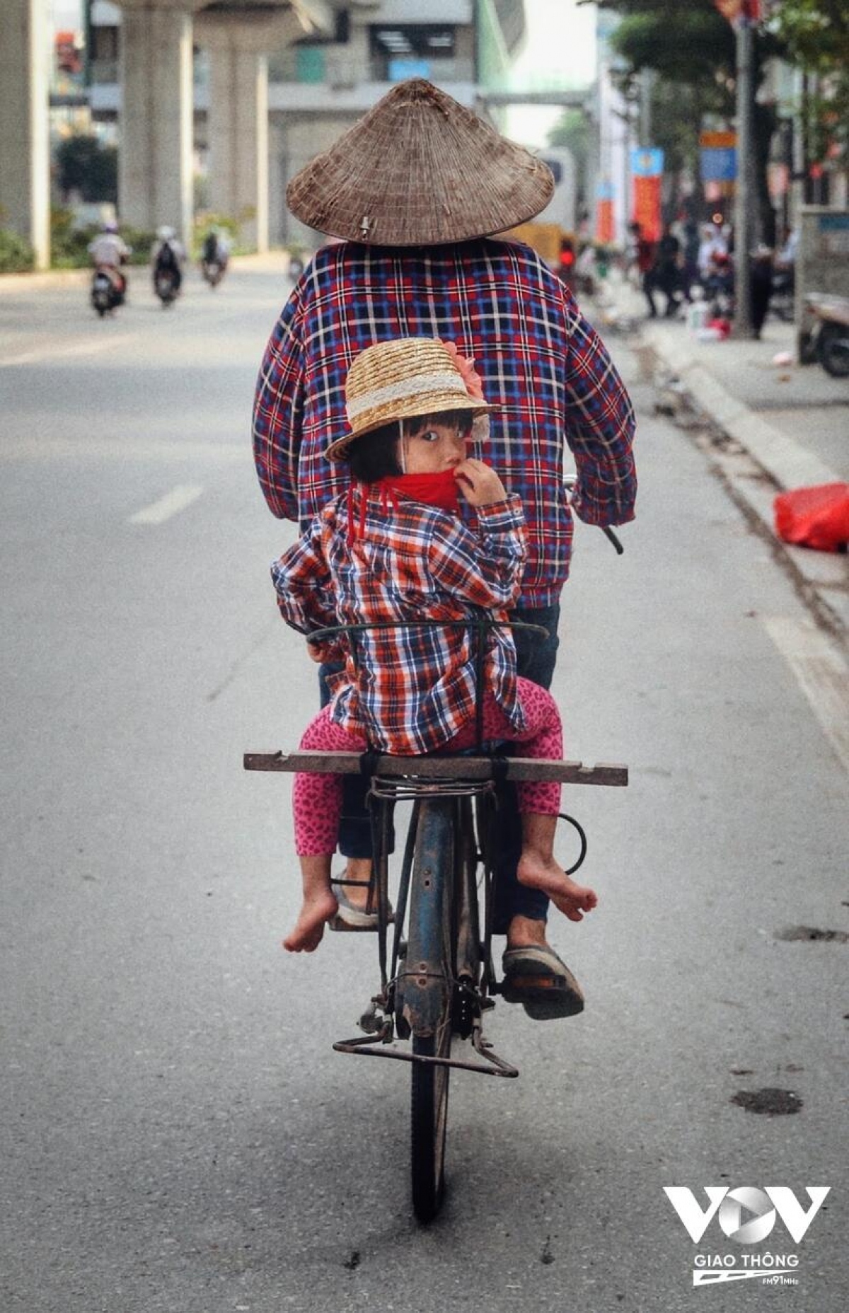 local women earn a living on streets throughout hanoi picture 1