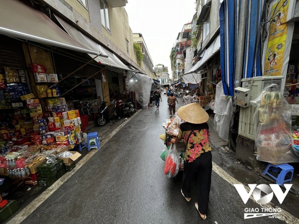 local women earn a living on streets throughout hanoi picture 11