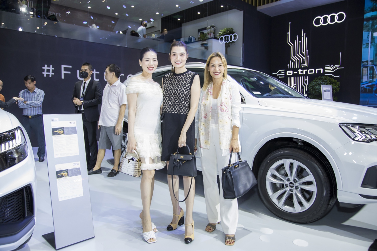 Hút mắt với dàn sao và người mẫu tại Triển lãm ô tô Việt Nam 2022