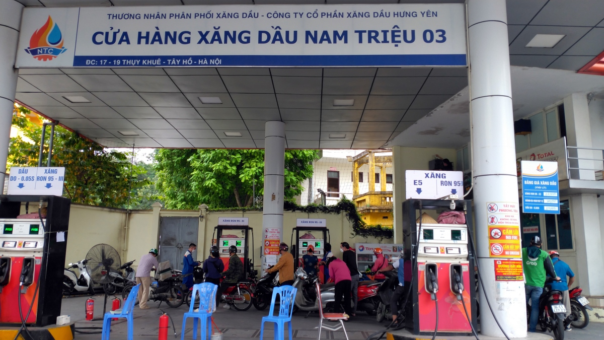 van co cua hang xang dau o ha noi phai nghi cho nhap hang hinh anh 11