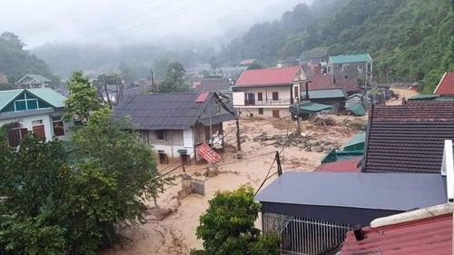 Hình ảnh lũ ống cuồn cuộn đổ về huyện miền núi Kỳ Sơn, tỉnh Nghệ An