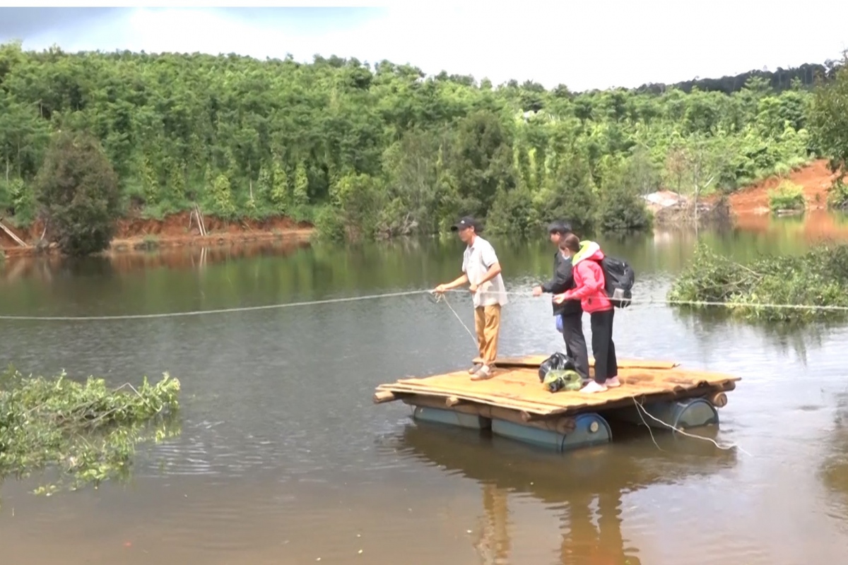 Thủy lợi làm ngập đường đi, hàng trăm hộ dân phải kết bè để đi lại