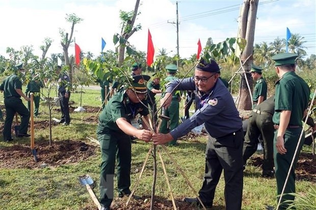 young vietnamese, cambodian border guard officers meet picture 1