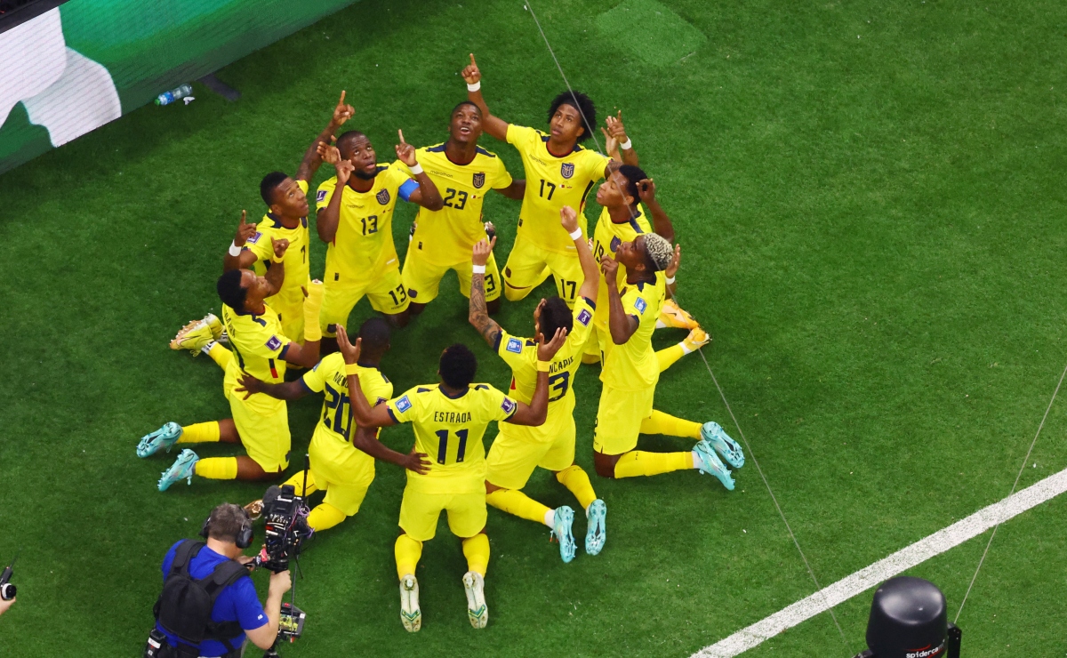 Qatar là đội chủ nhà đầu tiên trong lịch sử thua trận khai màn World Cup
