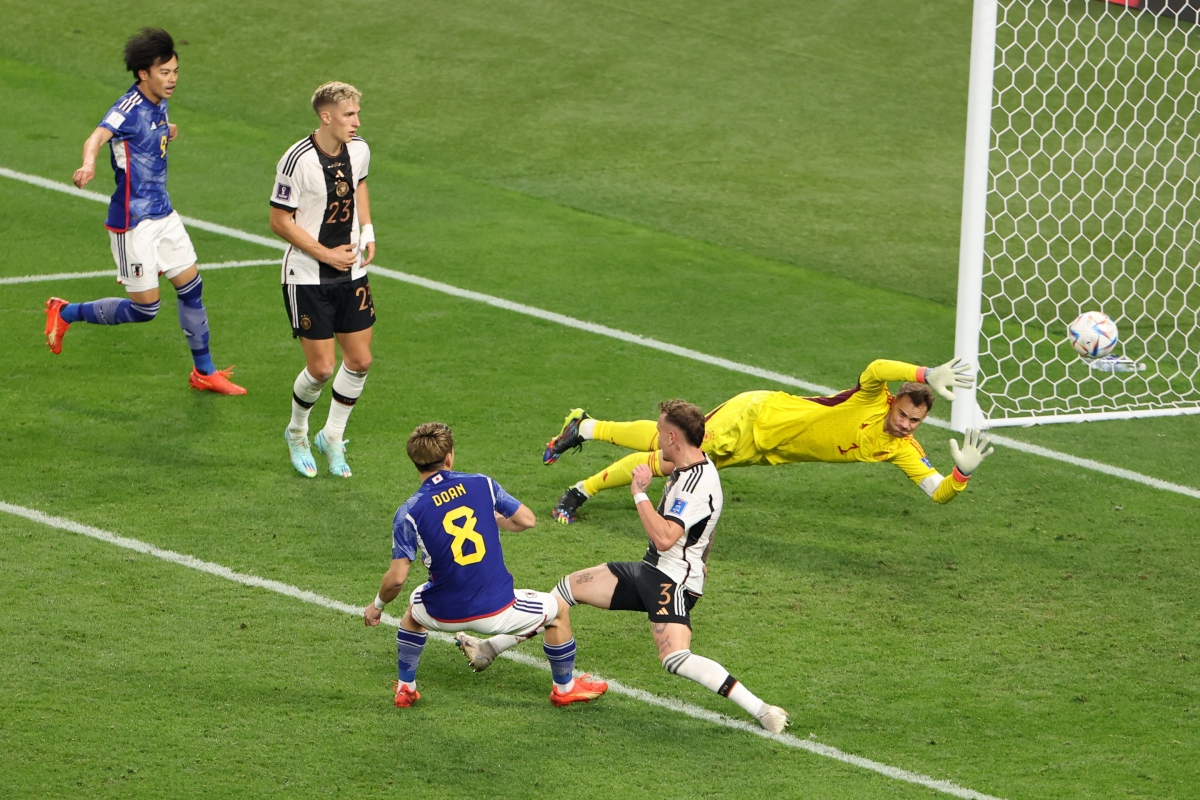 CĐV Nhật Bản dọn rác và tạo hình ảnh đẹp ở trận thắng Đức